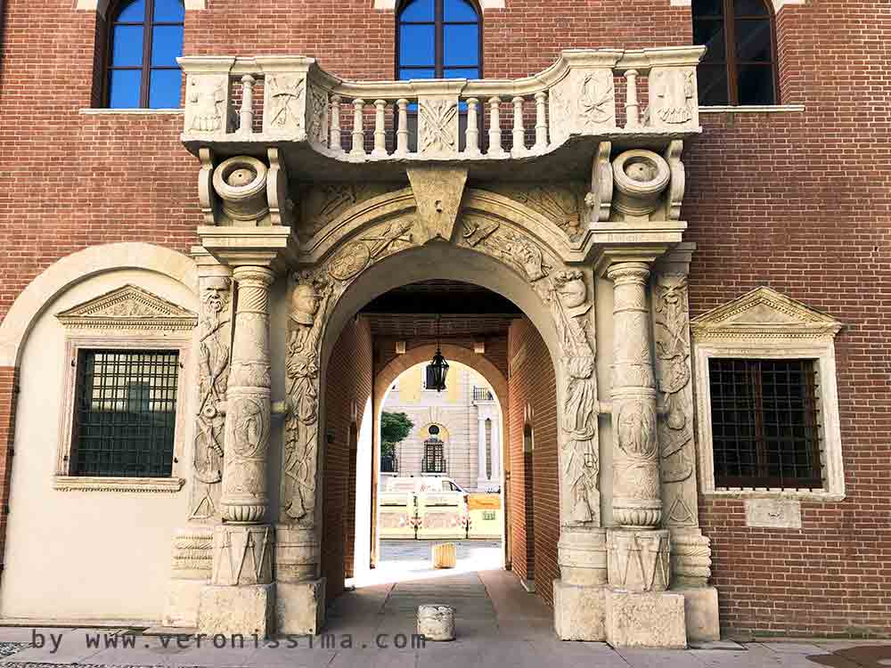 Vista frontale della porta dei Bombardieri a Verona